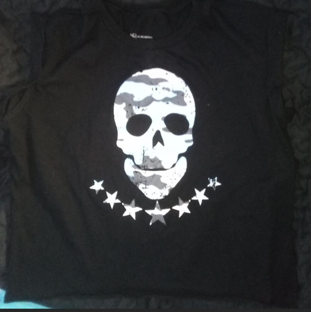 No Boundaries Black and Gray Skull Graphic Tee